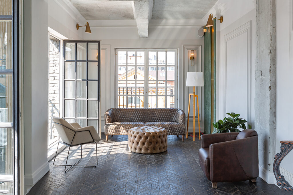 Rugmaker_Blog-Piece-SideImages_Chic, luxurious guest room design with old-fashioned antique furniture