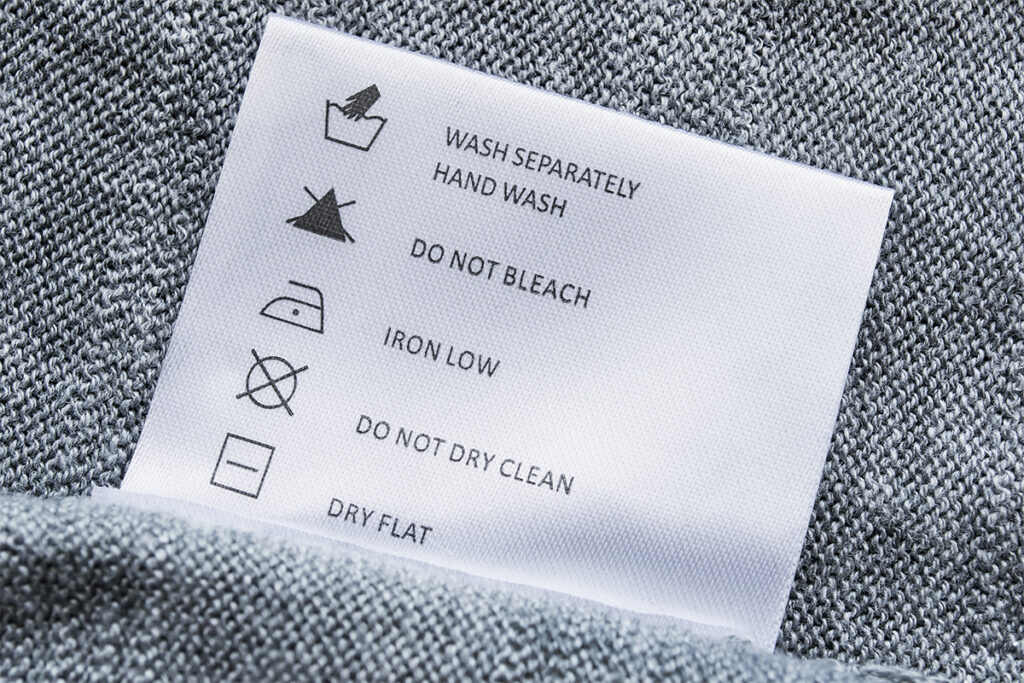 Rugmaker_Blog-Piece-SideImages_Label with washing instructions on gray knitted fabric