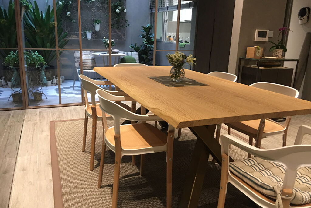 Rugmaker_Blog-Piece-SideImages_Stylish wooden dining table and chairs in room. Interior design