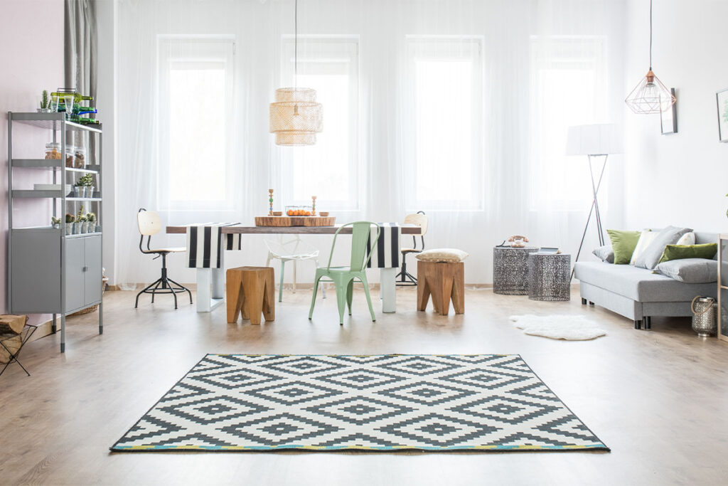 Rugmaker_Blog-Piece-SideImages_Functional apartment with dining table, sofa and pattern rug