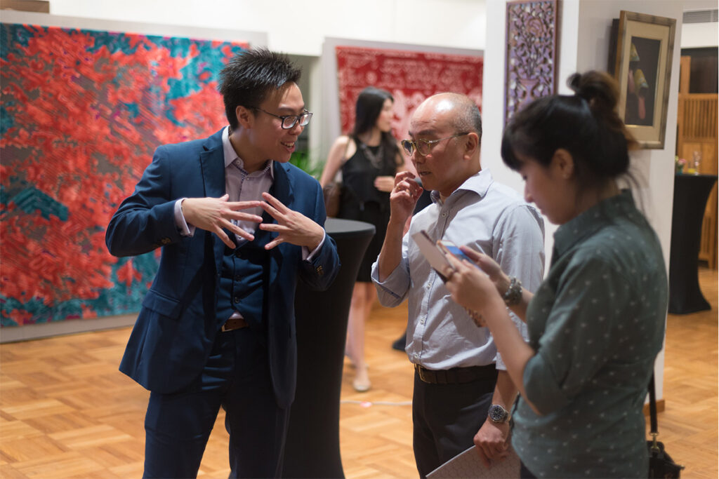 Rugmaker_Blog-Piece_Man talking to a rug expert