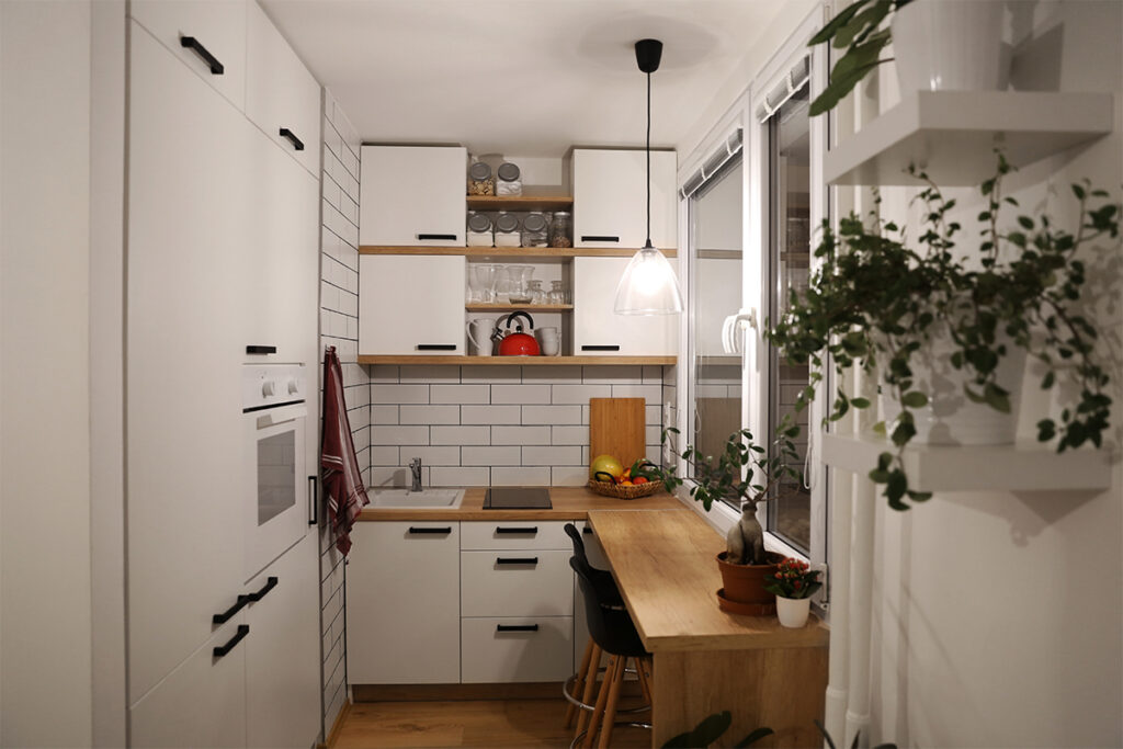 Rugmaker_Blog-Piece_White kitchen with red components, cosy tine house