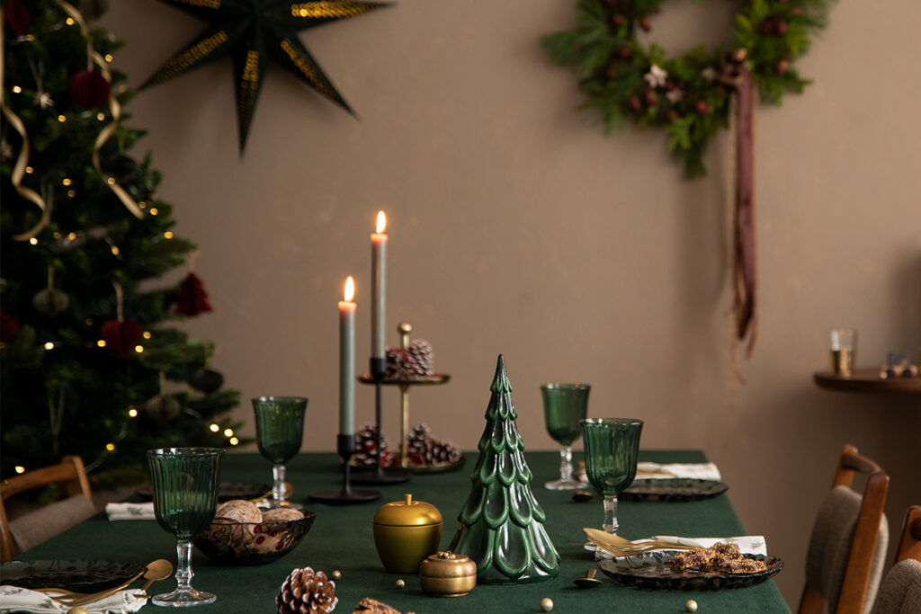 Rugmaker_Blog-Piece_Interior design of warm dinning room interior with christmas table