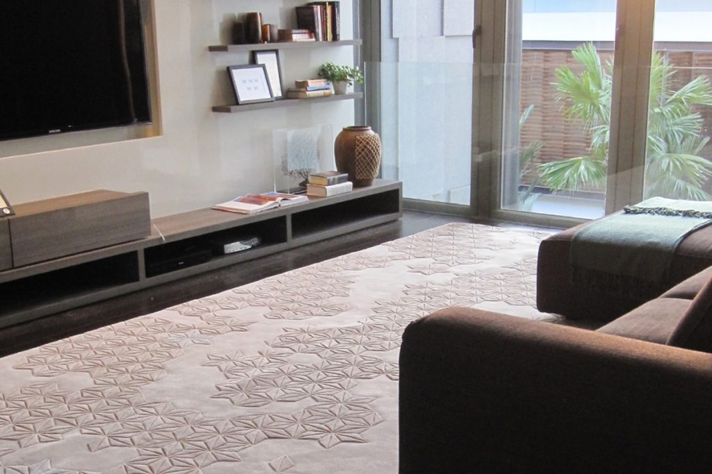 Rugmaker_Blog-Piece_Modern living room with warm toned furnitures and rug